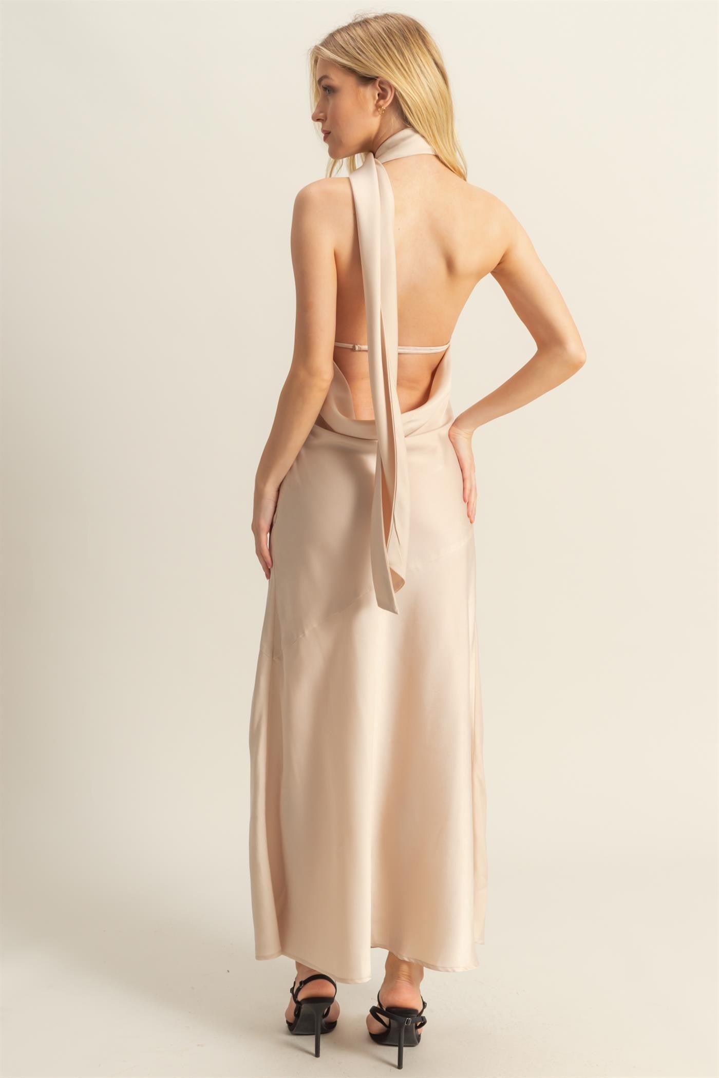 Vestido Largo Curve Hugging Satin Dress